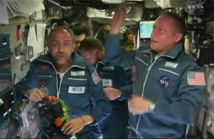 Garriott (lijevo) i zapovjednik ekspedicije Mike Fincke pregledavaju svemirsku stanicu nakon dolaska.