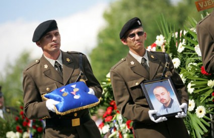 Sporna sahrana uz vojne počasti mogla bi biti spas za hrvatske dugove?