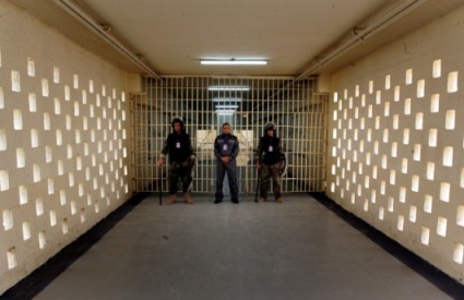 Stražari na ulazu u obnovljeni Abu Graib