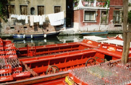 Usidrene venecijanske gondole obojene u službene Coca Cole boje