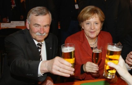 Guverner Mecklenburga i Zapadne Pomeranije Juergen Seidel i kancelarka Angela Merkel na skupu CDU-a.