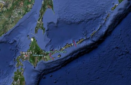 Kurilski otoci smješteni su između Hokaida na jugozapadu i Kamčatke ne sjeveroistoku.