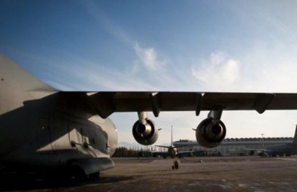 Transportni zrakoplovi američke vojske u zračnoj bazi Manas kod Biškeka. Transportni zrakoplovi američke vojske u zračnoj bazi Manas kod Biškeka.