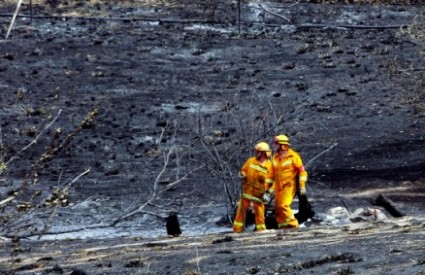 Australski vatrogasci pregledavaju jedno od mnogih zgariša.