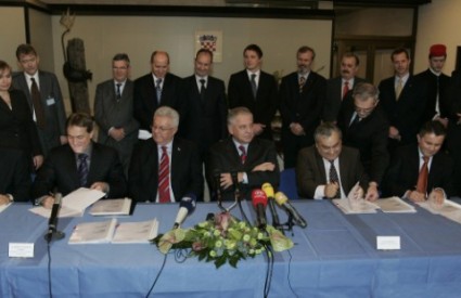 Premijer Ivo Sanader, Luka Bebić i Božidar Kalmeta na potpisivanju ugovora.