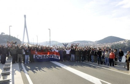 Članovi Torcide iz Dubrovnika i okolice prije puta na Poljud okupili su se na mostu preko Rijeke Dubrovačke.