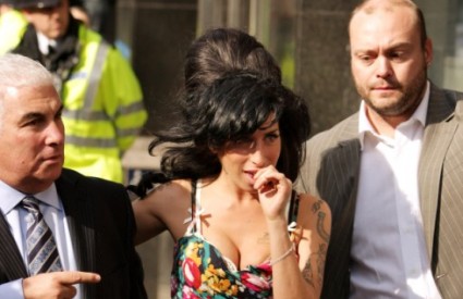 Amy na odlasku sa suda u Westminsteru