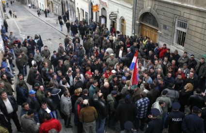 Prosvjednici u Radićevoj ulici na prilazu Gornjem gradu
