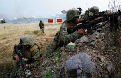 Američki marinci tijekom vojnih manevara u Južnoj Koreji Američki marinci tijekom vojnih manevara u Južnoj Koreji