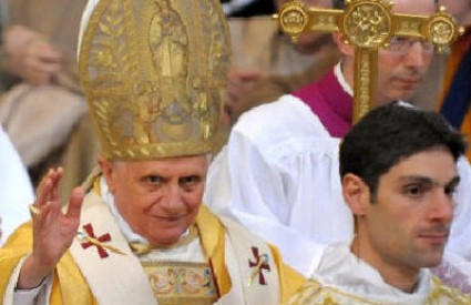 Papa Benedikt XVI. nakon misnog slavlja