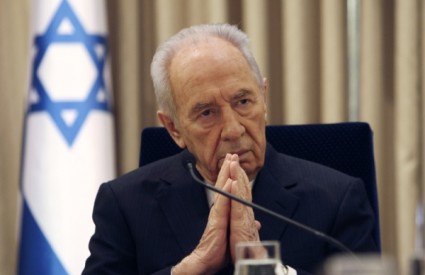 Shimon Peres se ne ponaša u skladu s nagradom koju je dobio