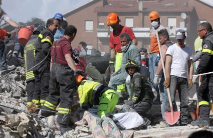 Spasitelji traže preživjele među ruševinama u L'Aquili