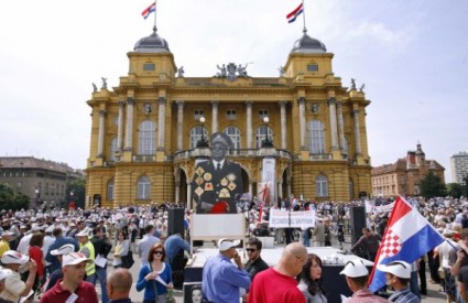 Šesti veliki prosvjed pred Kazalištem