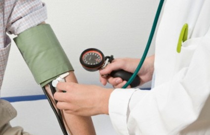 Koja je ruka najbolja za mjerenje krvnog tlaka, pravila mjerenja za muškarce i žene