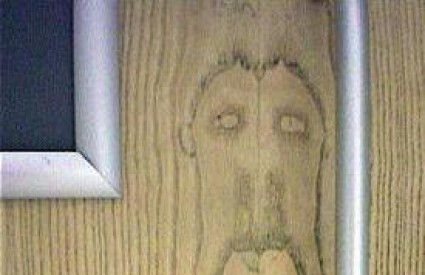 Lice Isusa na drvenim vratima