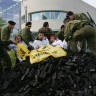 Greenpeace pred ured premijera istovario 18 tona ugljena 