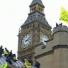 Greenpeaceovci se popeli na Westminstersku palaču
