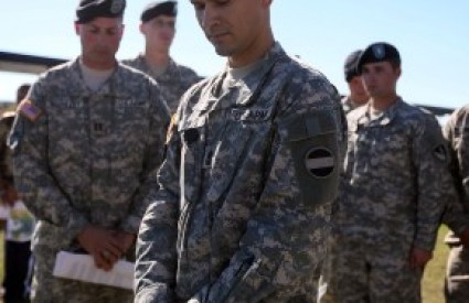 Američki vojnici pognutih glava odaju počast žrtvama