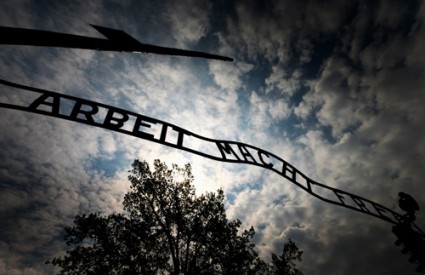 Natpis Arbeit macht frei