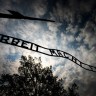 Švedski neonacist zbog krađe natpisa "Arbeit macht frei" dobio 32 mjeseca zatvora