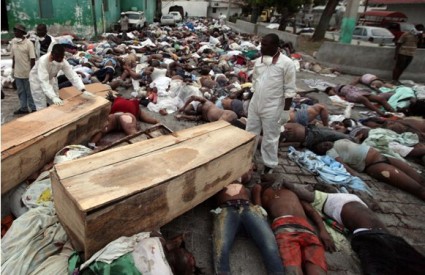 Volonteri odnose trupla u masovnu grobnicu; ulice se ne vide od tijela poginulih