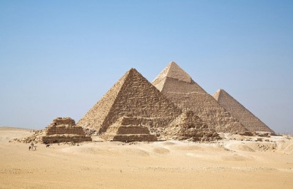 Humci su raspoređeni kao piramide u Gizi