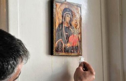 Slika Djevice Marije koja plače uljane suze privukla stotine