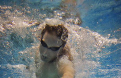 Plivanje je jedna od sjajnih aktivnosti za skidanje kila
