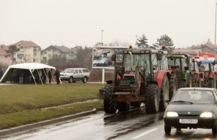 Seljaci traktorima krenuli prema Zagrebu