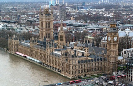 Theresa May uvjerila je parlament