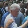 Bush znojnu ruku obrisao o Clintonovu košulju