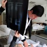 Kirurg iz Kine prvo lomi pa produžuje noge niskih pacijenata