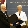 Kosor uručila Cvetkoviću hrvatski prijevod pravne stečevine EU-a 
