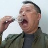 Kinez jede žarulje za doručak, a voli i čaše