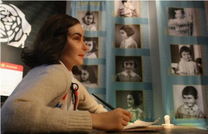 Voštana figura Anne Frank u muzeju Madame Tussauds Voštana figura Anne Frank u muzeju Madame Tussauds
