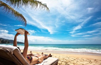 Knjiga je odličan prijatelj na plaži