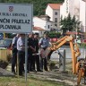 Joško Joras traktorom pokušao ukloniti rubnik uz cestu 