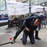 Policajac udario homofoba u glavu pa zaradio suspenziju