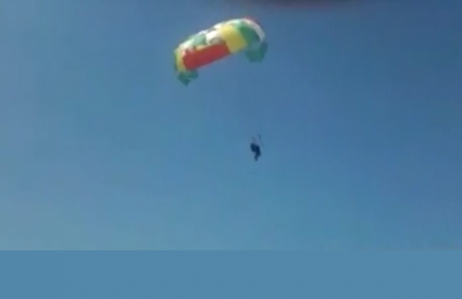 Skupina ruskih idiotskih poduzetnika privezala je nesretnu Anapku za padobran i lansirala je u zrak
