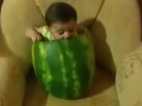 Beba u lubenici