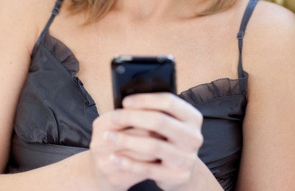 Tinejdžeri ovisni o mobitelima skloniji su seksu, drogi i alkoholu