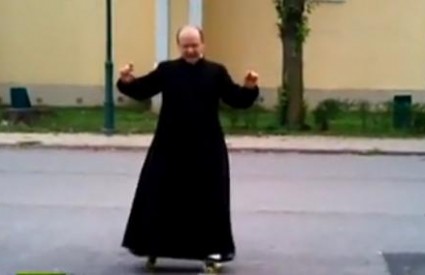 svećenik skateboard