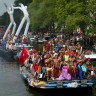 80 gay čamaca plovilo amsterdamskim kanalom