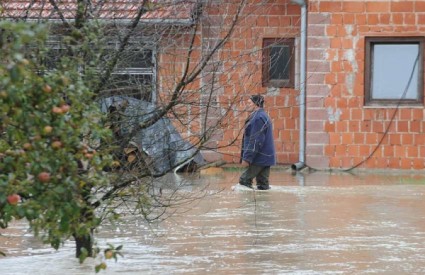 Sava probila nasip kod Zaprešića, odsječeno 10 kuća