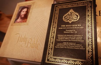 Kuran i Bibliju koristio kao papir za cigarete 