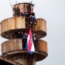Radnici Željezare Split štrajkaju na dimnjaku tvornice
