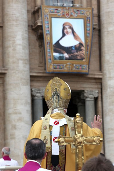 Papa Benedikt XVI. pred ikonom Mary MacKillop