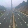 Magla i skliski kolnici usporavaju promet na cestama