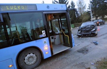 ZET-ov autobus sudario se s tri automobila