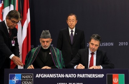 Rasmussen i Karzai na NATO summitu